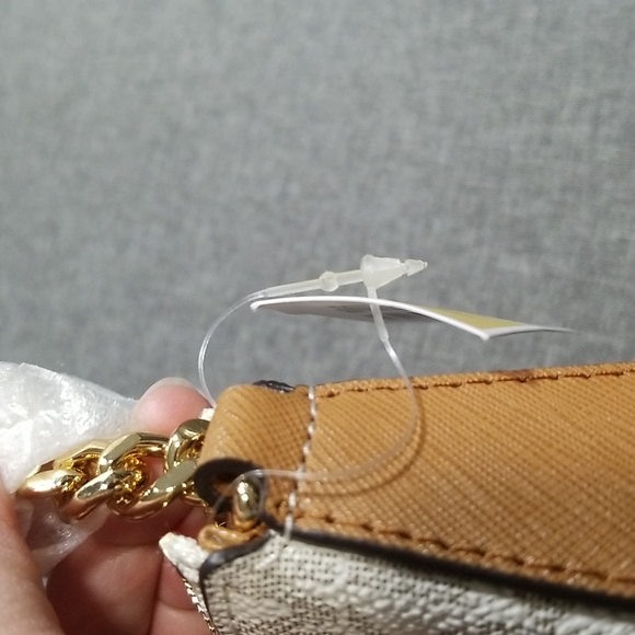 Michael Kors MD Chain Pochette in Vanilla Signature with Gold Stars - Picture 7 of 14